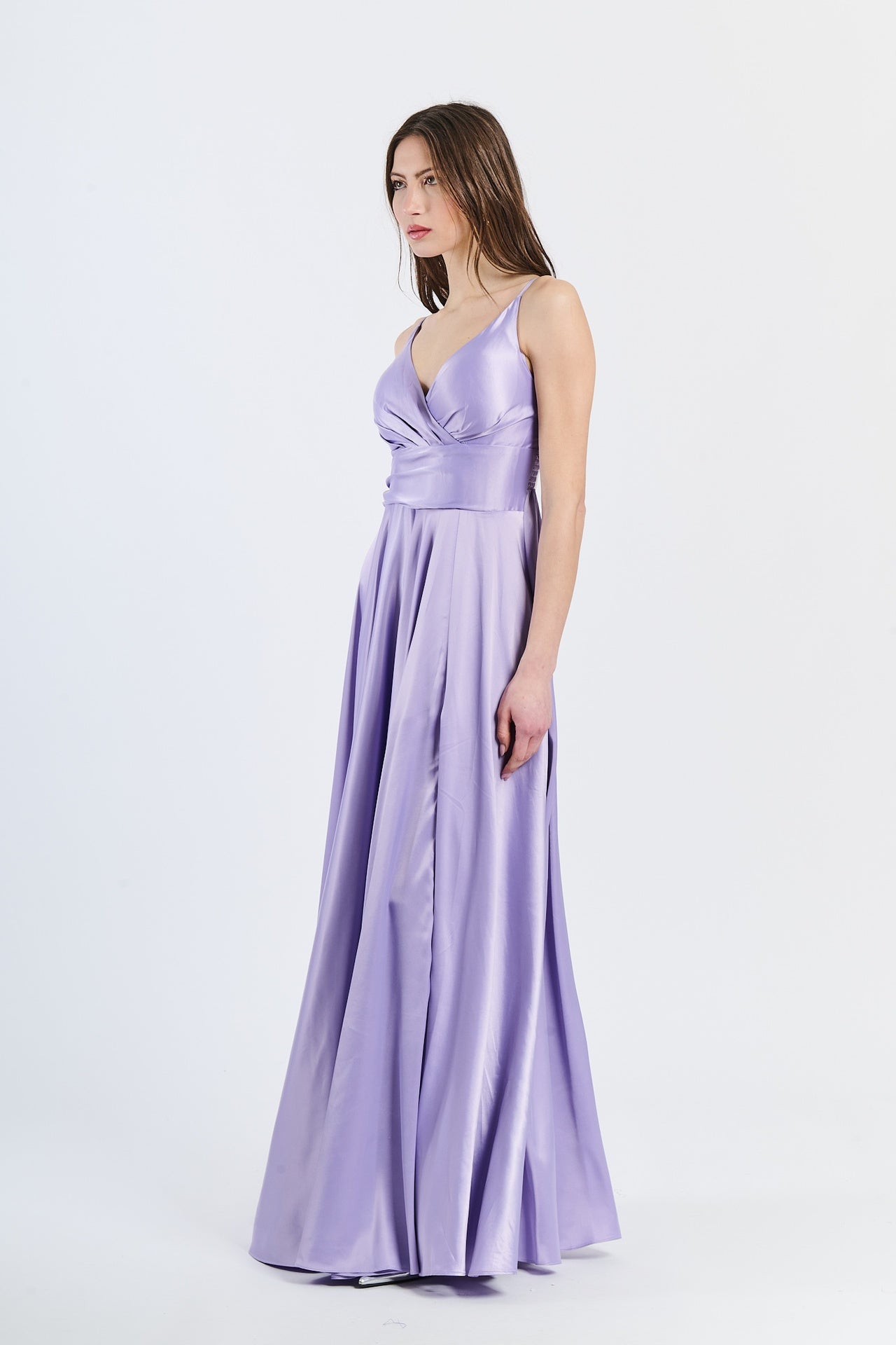 Abito formale lilla con taglio fluido, spalline sottili e finitura drammatica, adatto per serate notturne e affascinanti