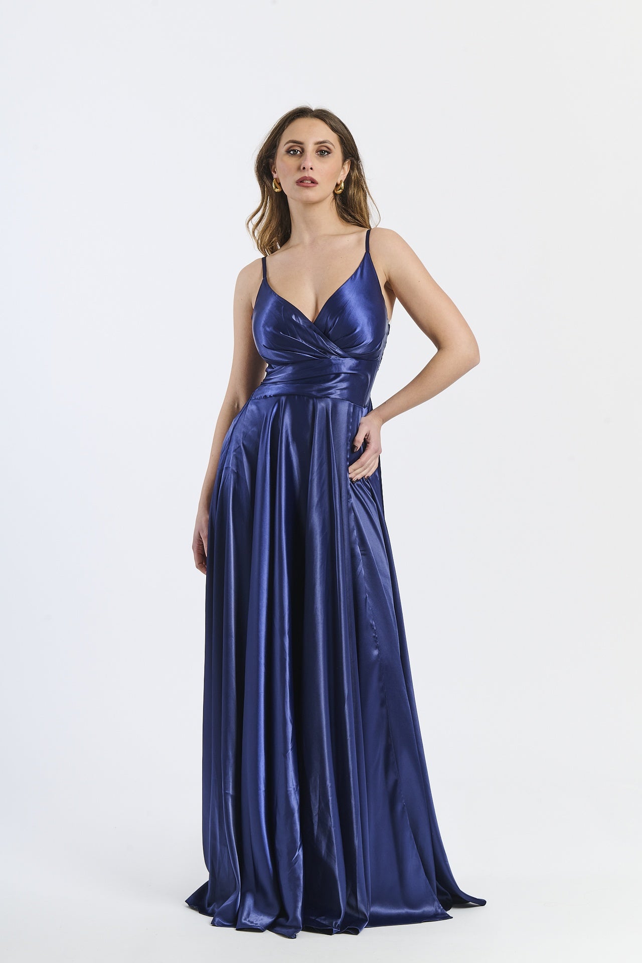 Abito formale navy con taglio fluido, spalline sottili e finitura raffinata, adatto per serate notturne e iconiche