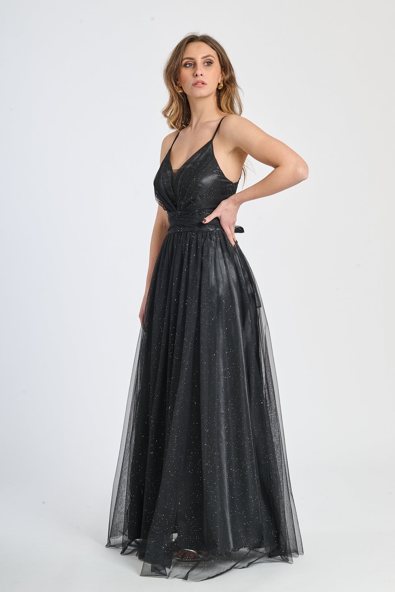 Abito formale nero con taglio classico, ideale per occasioni notturne