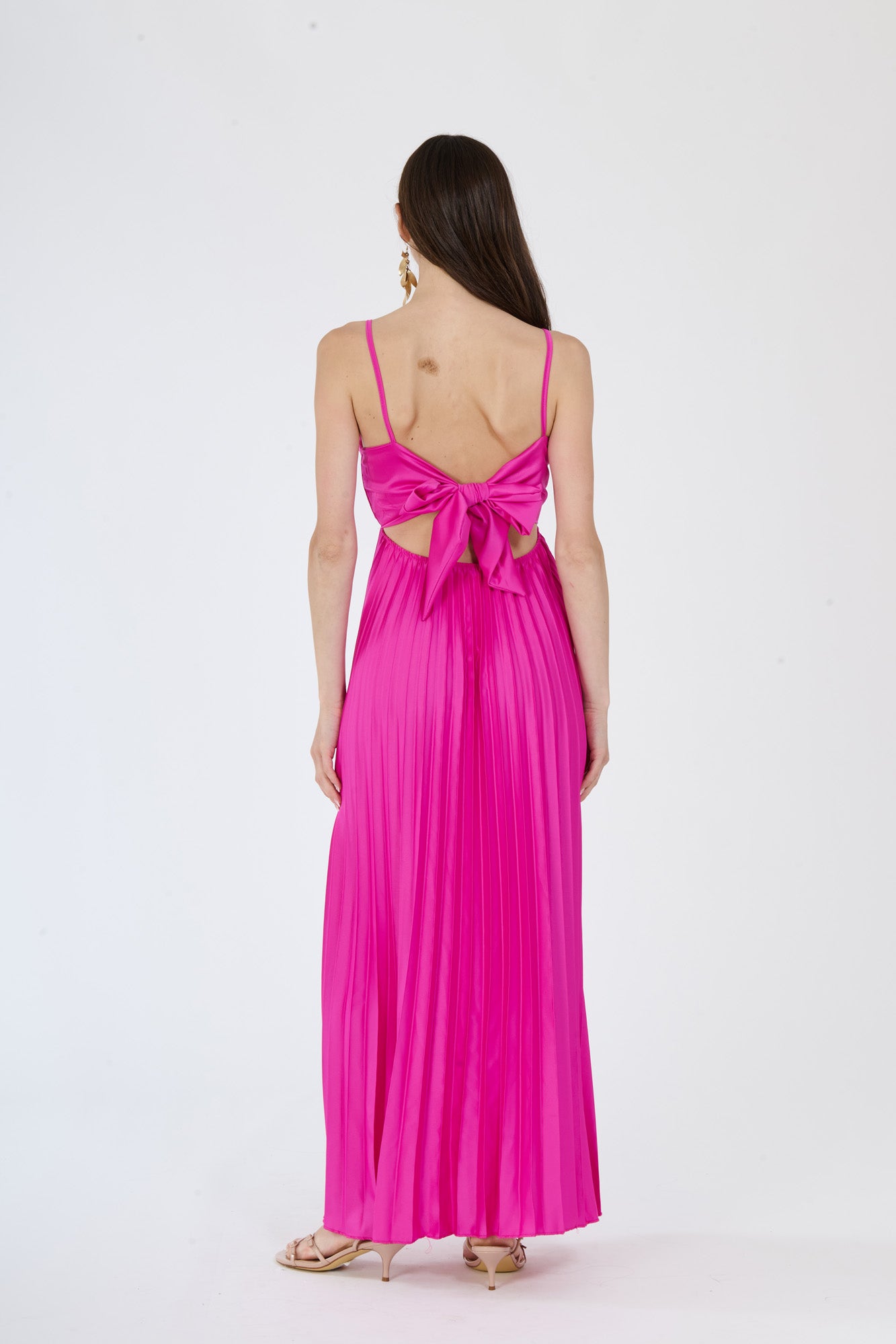 Abito fuxia in tessuto scintillante con plissé, spalline sottili e dettagli ruched, per uno stile vivace e seducente.