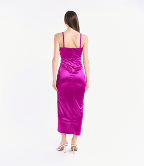 Abito fuxia satinato, spalline sottili, taglio slittato, colore vivace