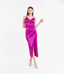 Abito fuxia satinato, spalline sottili, taglio slittato, colore 