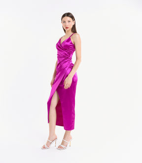 Abito fuxia satinato, spalline sottili, taglio slittato, colore 