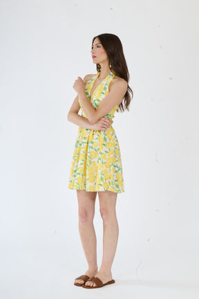 Abito giallo, design senza maniche e spalline larghe, con una fascia alla vita per una linea più attrattiva.