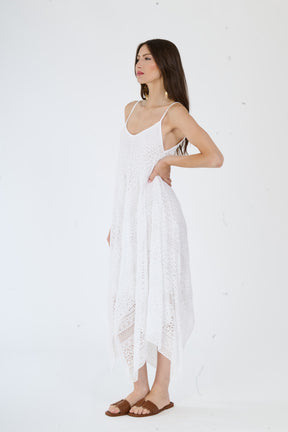 Abito in maglia a fori bianca con spalline regolabili e gonna fluida, per uno stile casual e chic.