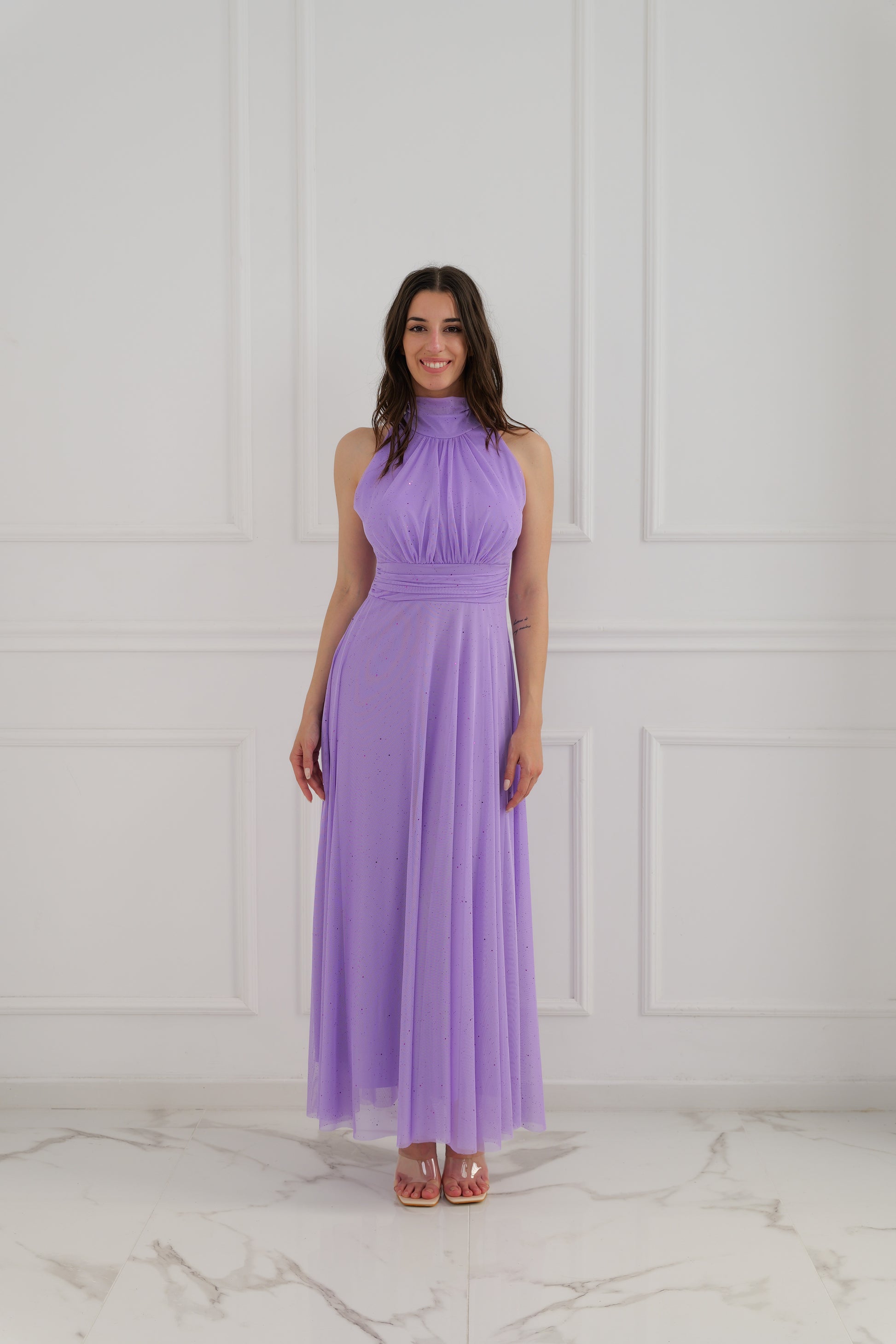 Abito lilla a puzzo con maniche corte, adatto per eventi estivi.