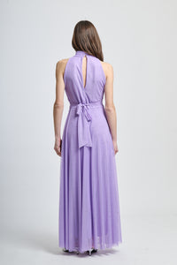 Abito lilla a puzzo con volantino al fianco in tulle, perfetto per cene in giardino.