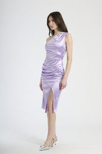 Abito lilla a spalla unica con falda sfilata, abbigliamento dal tocco surreale e lussuoso.