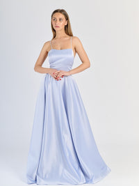 Abito lungo Celeste in raso, spalline sottili e scollo a V rinfrescante