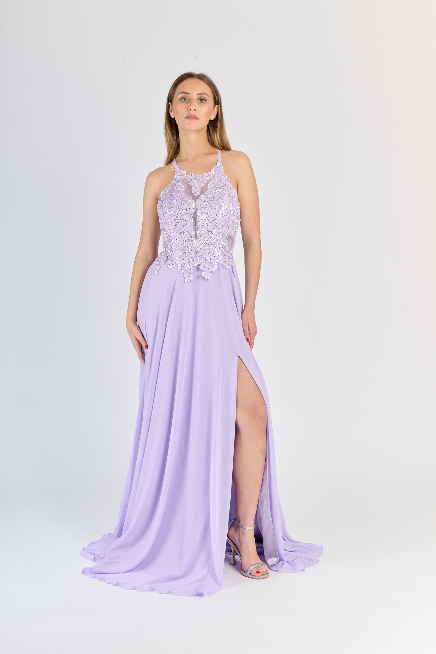 Abito lungo Lilla: design affascinante con pizzo sul busto e slittino