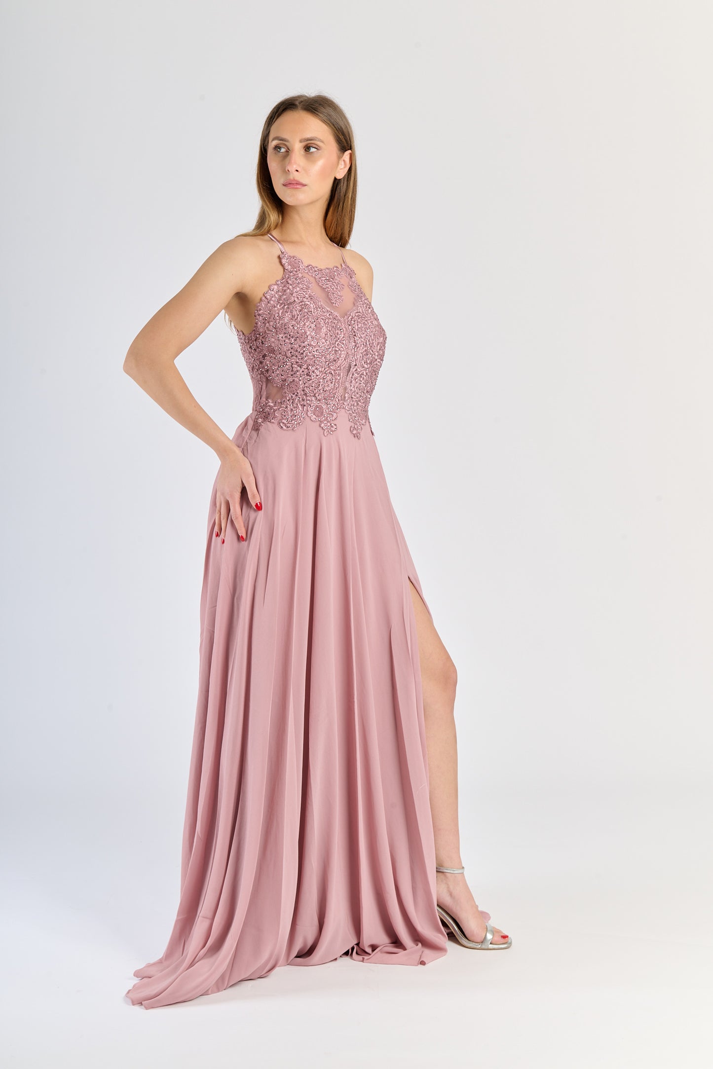 Abito lungo Rosa Antico: design affascinante con pizzo sul busto e slittino