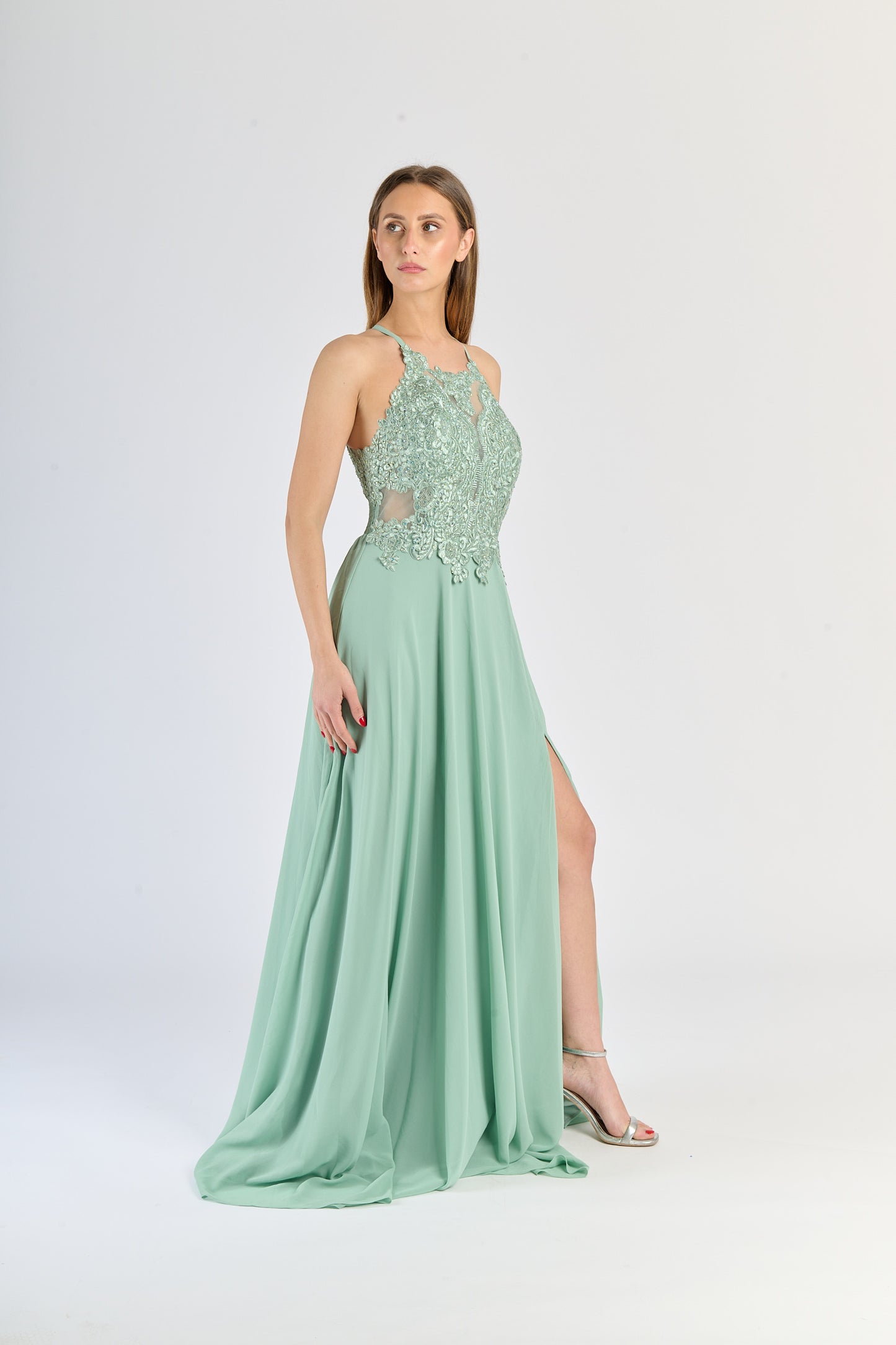 Abito lungo Salvia: design affascinante con pizzo sul busto e slittino