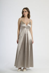 Abito lungo TABACCO in raso, con spalline sottili, scollatura a V profonda e silhouette fluida.