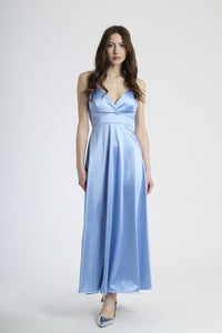 Abito lungo azzurro in raso, con spalline sottili, scollatura a V profonda e silhouette fluida.