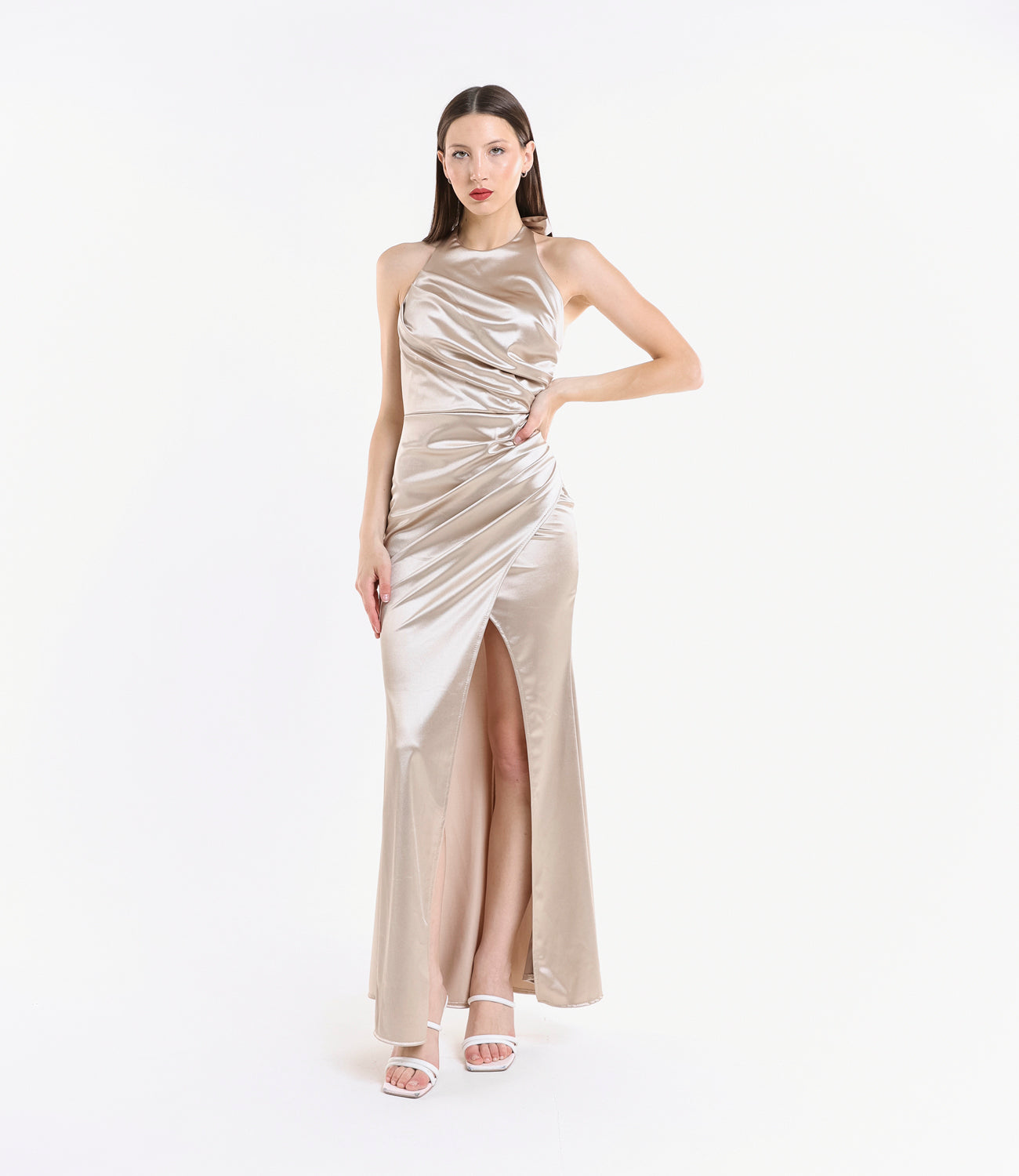 Abito lungo beige classico, design avvolgente in raso lucido
