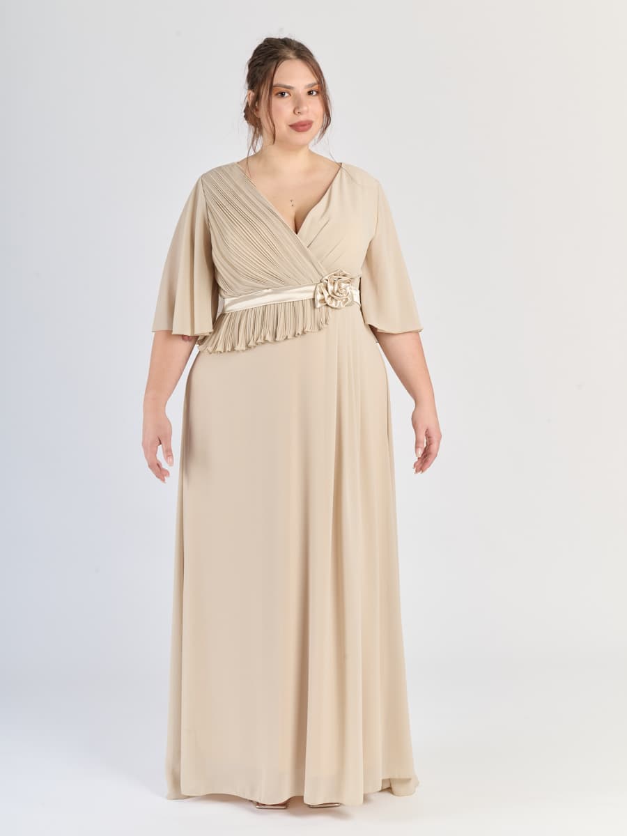 Abito lungo beige con scollatura a V e fascia decorativa