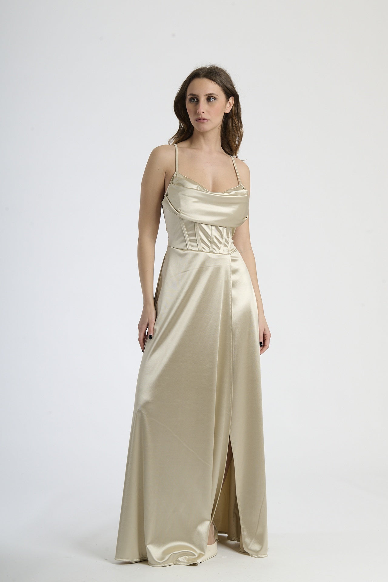 Abito lungo beige in raso, con spalline sottili, colletto drappato e spalanca laterale.