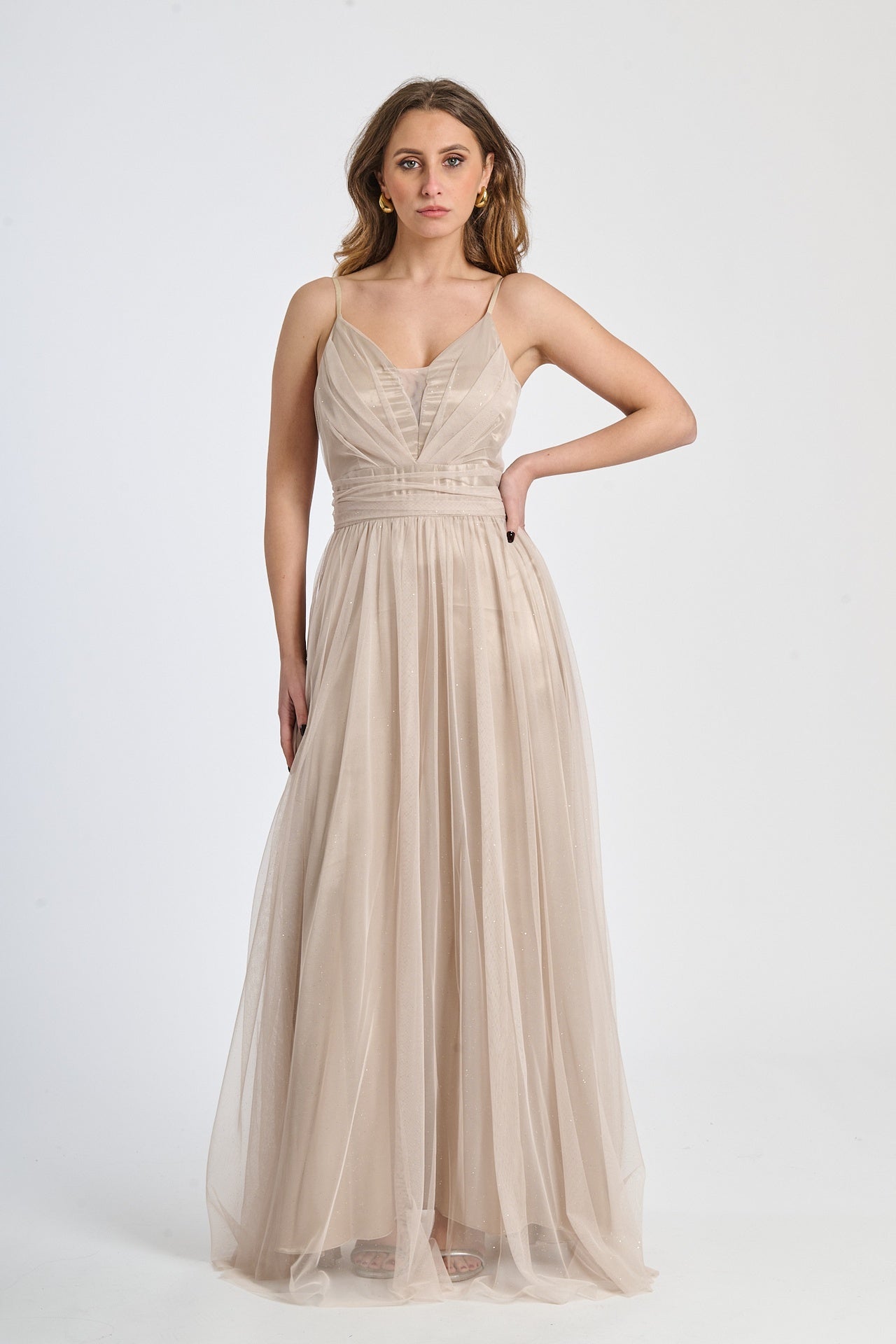 Abito lungo beige in tulle classico, spalline sottili e scollo a V