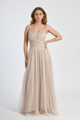 Abito lungo beige in tulle classico, spalline sottili e scollo a V
