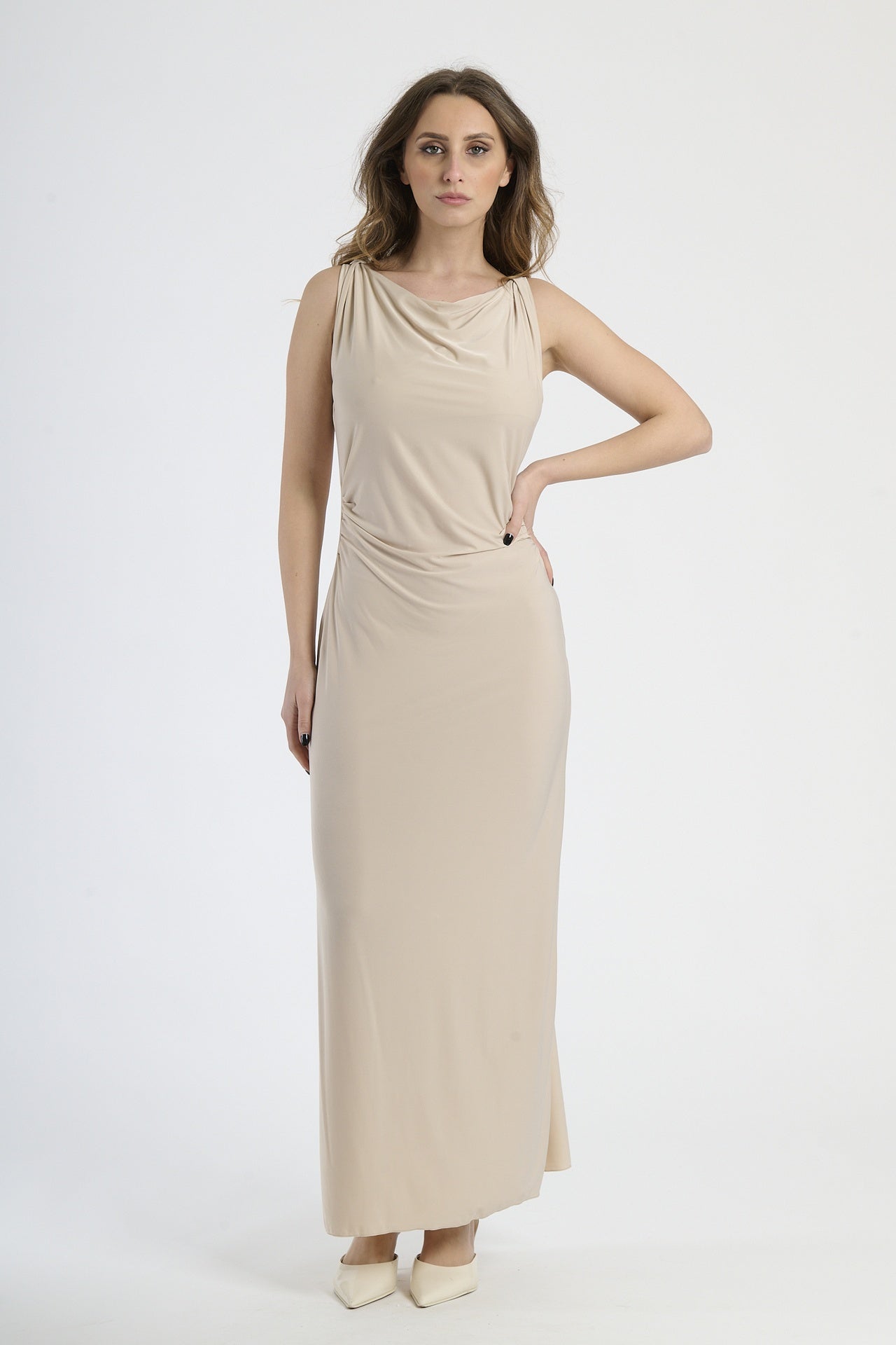 Abito lungo beige senza spalline, colletto drappato per uno stile raffinato.