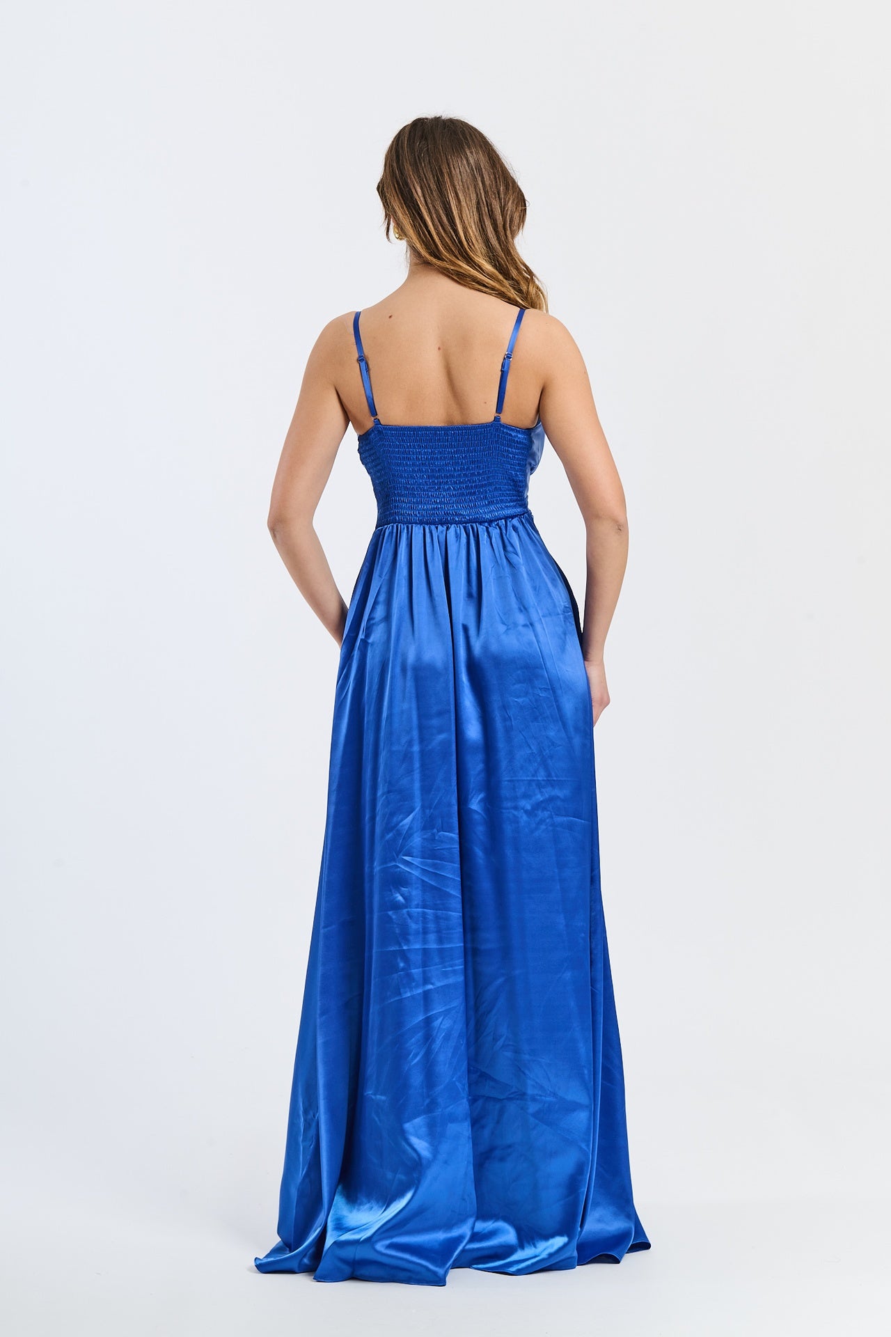 Abito lungo bluette in raso rinfrescante, scollatura a V classica e gonna volante, design elegante e sereno