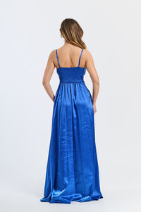 Abito lungo bluette in raso rinfrescante, scollatura a V classica e gonna volante, design elegante e sereno