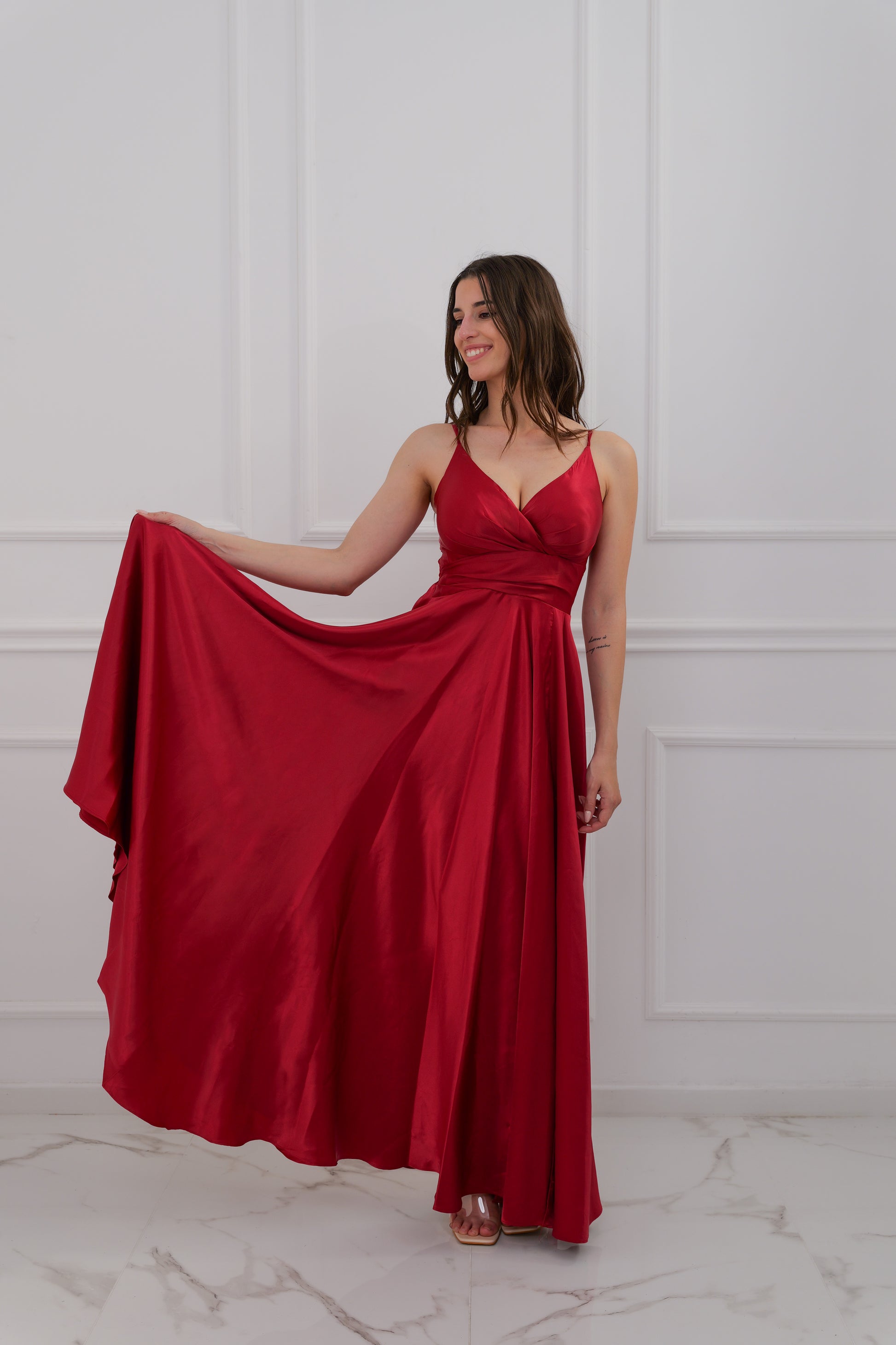 Abito lungo bordo antico in raso satinato, scollatura a V profonda e gonna volante, design romantico e affascinante