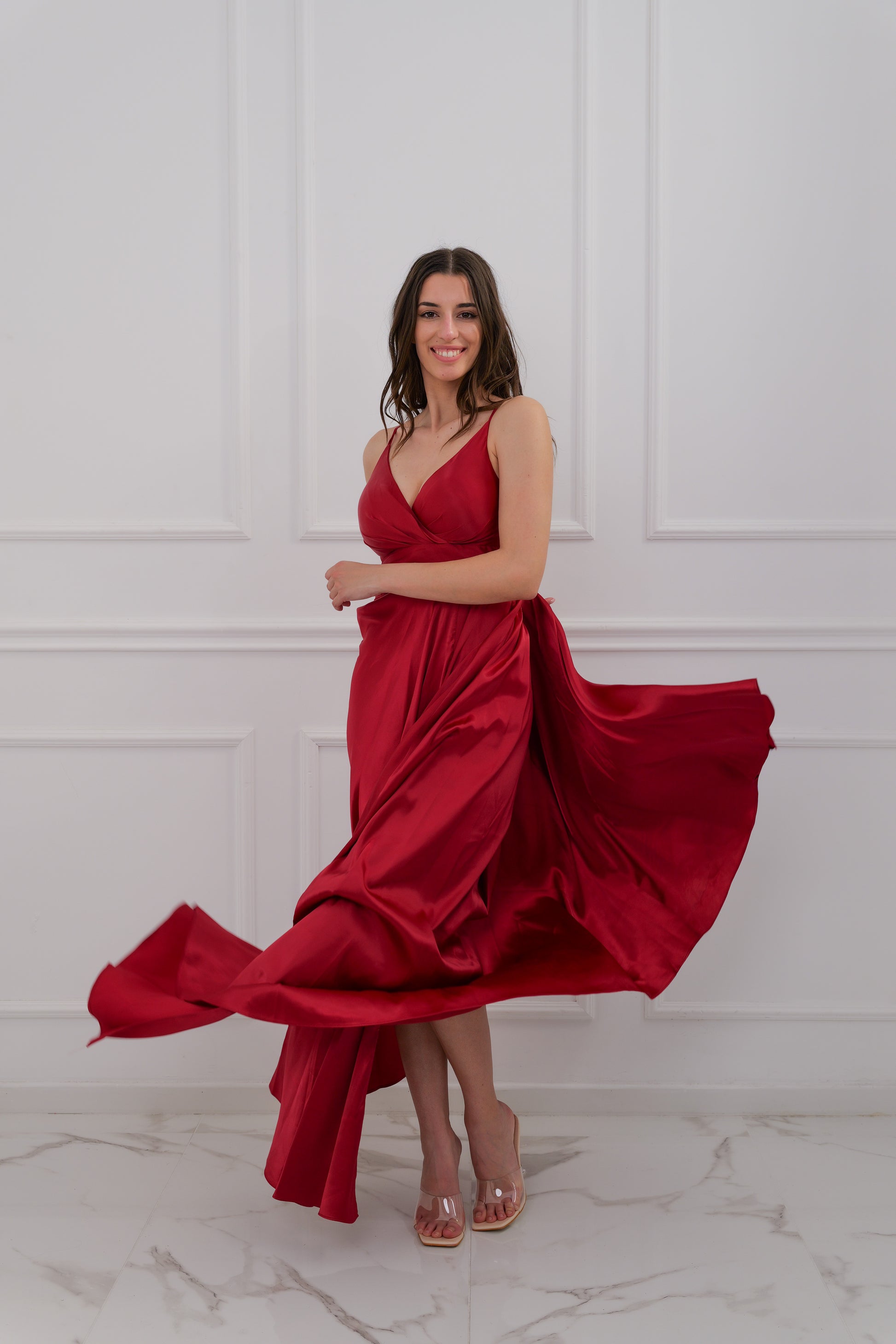 Abito lungo bordo in raso passionale, scollatura a V intensa e gonna volante