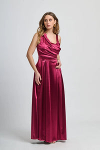 Abito lungo bordo in seta, spalliera asimmetrica e fascia vita definita.