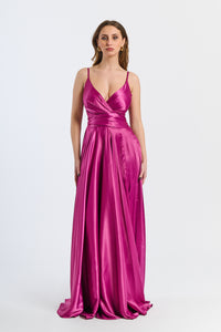 Abito lungo ciliegio in raso delicato, scollatura a V dolce e gonna volante, design romantico e affascinante