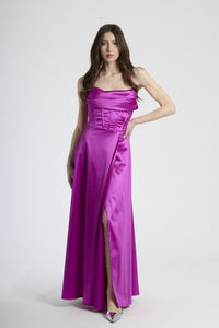 Abito lungo ciliegio in raso, con spalline sottili, colletto drappato e spalanca laterale.