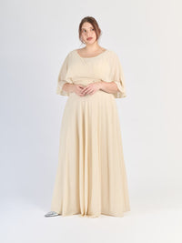 Abito lungo crema con dettaglio sulla vita, maniche ampie