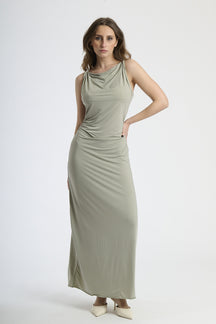 Abito lungo di colore militare senza spalline, colletto drappato per uno stile accattivante.