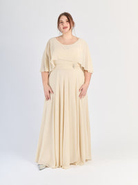 Abito lungo in crema con maniche ampie e fascia vita