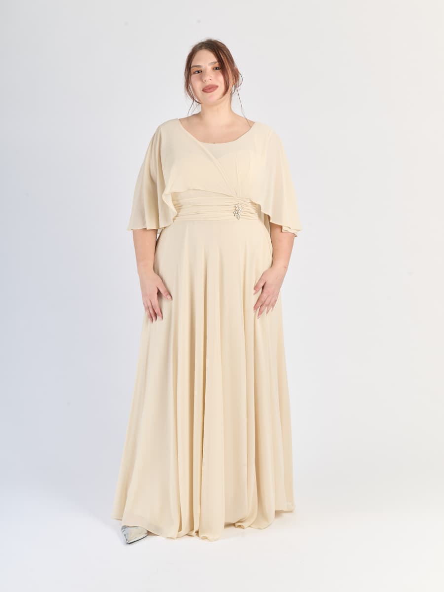 Abito lungo in crema con maniche ampie e fascia vita