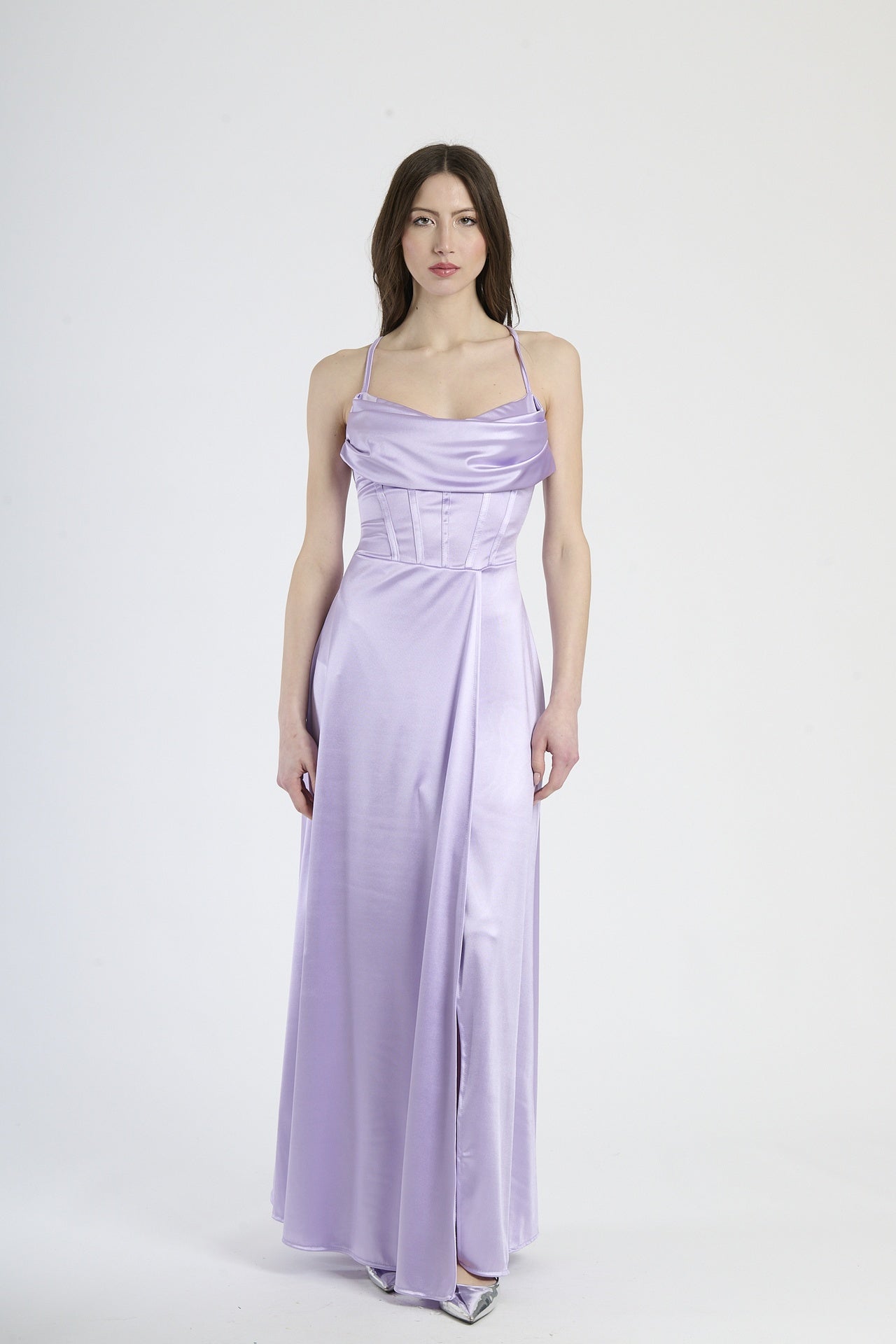 Abito lungo lilla in raso, con spalline sottili, colletto drappato e spalanca laterale.