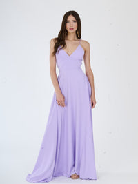 Abito lungo lilla romantico con scollo a V, ideale per eventi estivi.