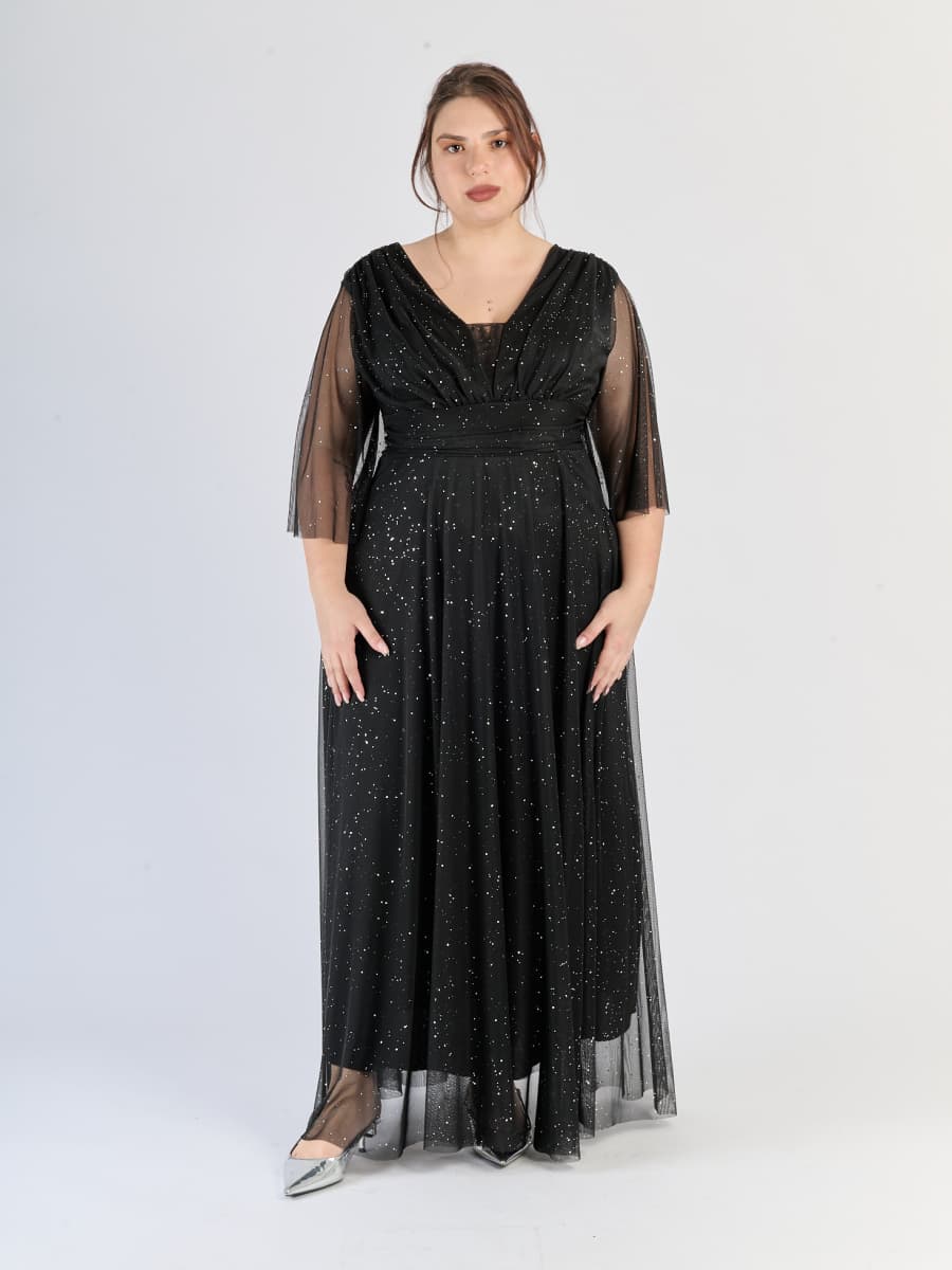 Abito lungo nero, scollatura a V e maniche trasparenti, simbolo di eleganza senza tempo.