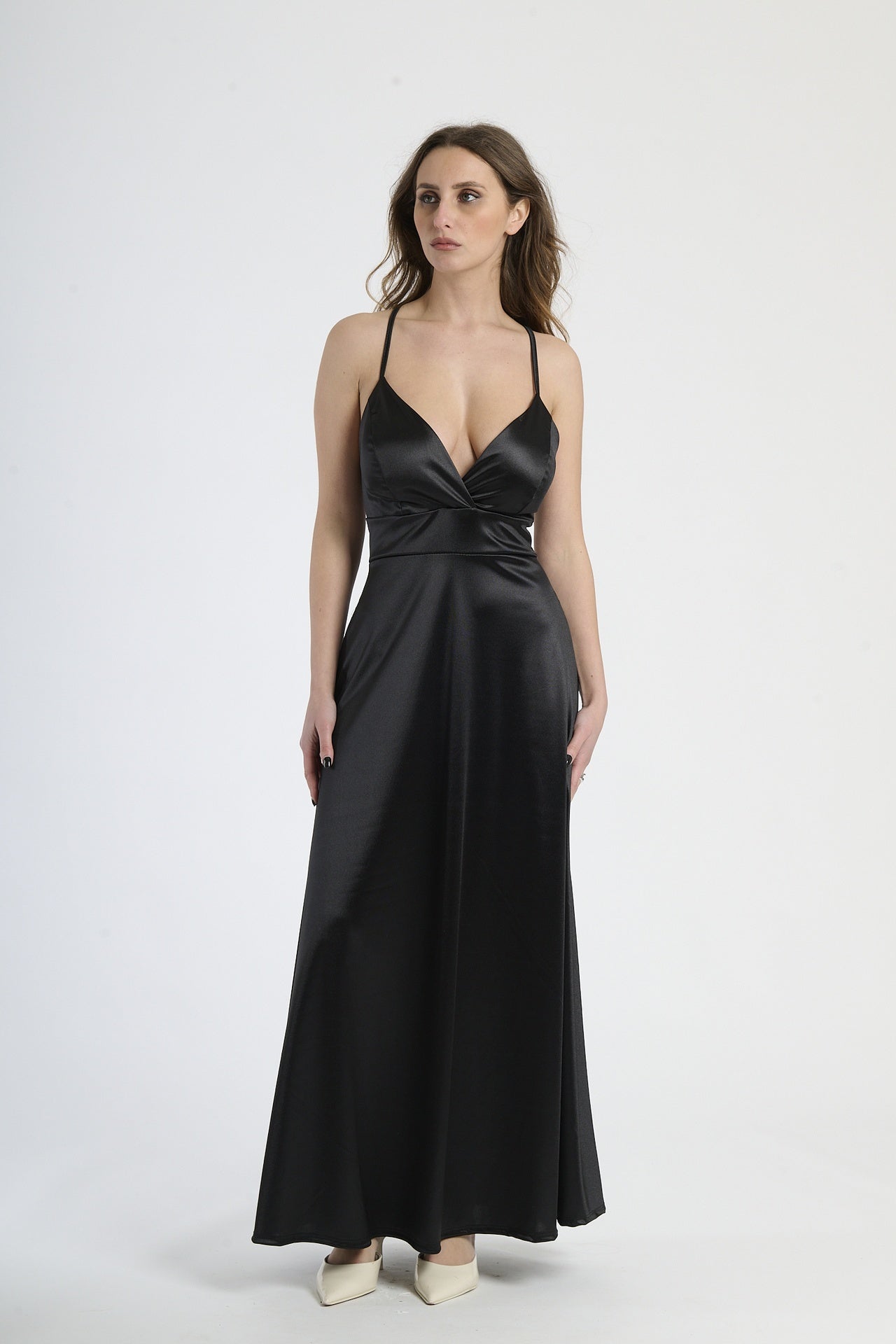 Abito lungo nero in raso, con spalline sottili, scollatura a V profonda e silhouette fluida.