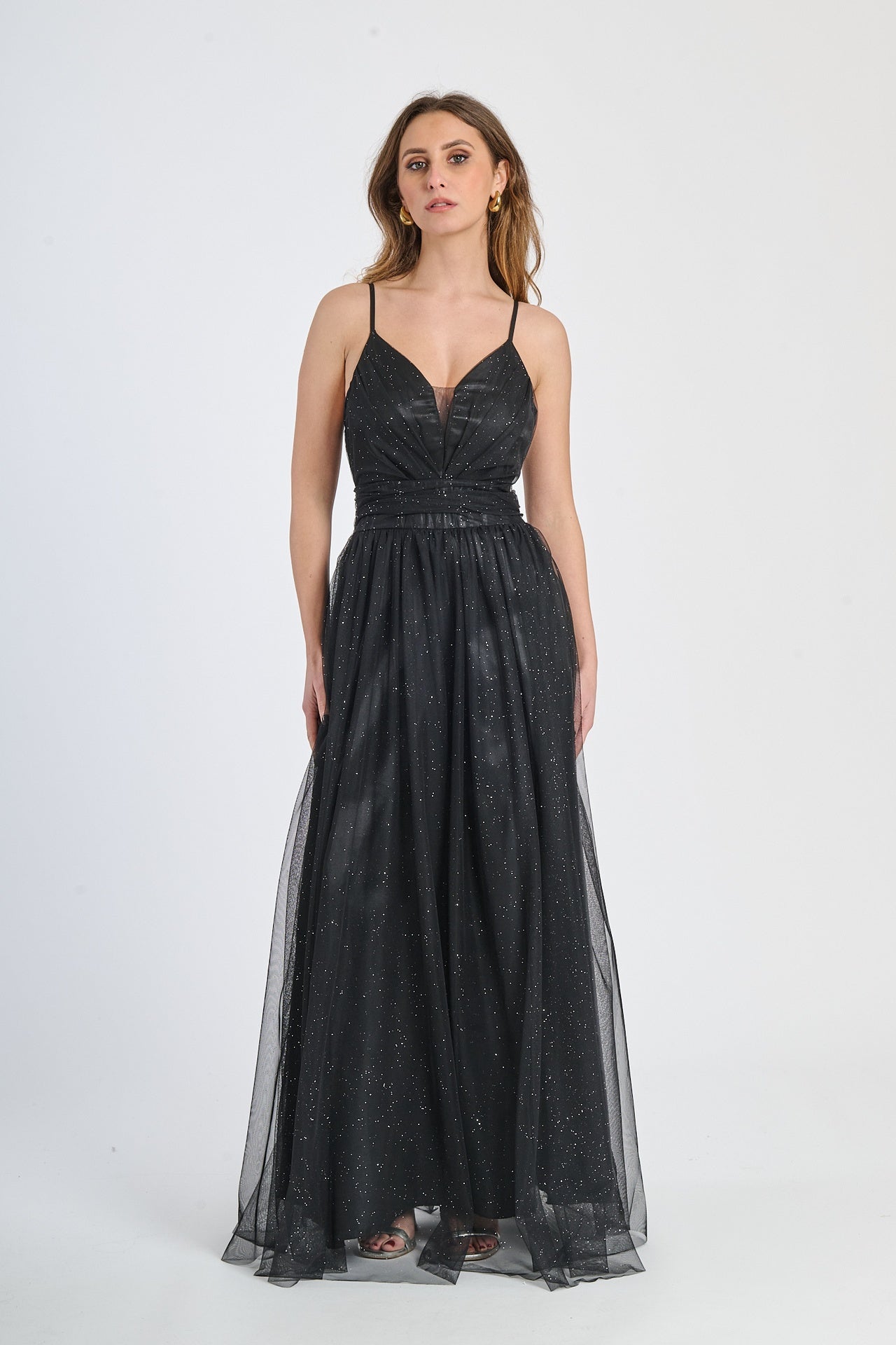 Abito lungo nero in tulle elegante, spalline sottili e scollo a V