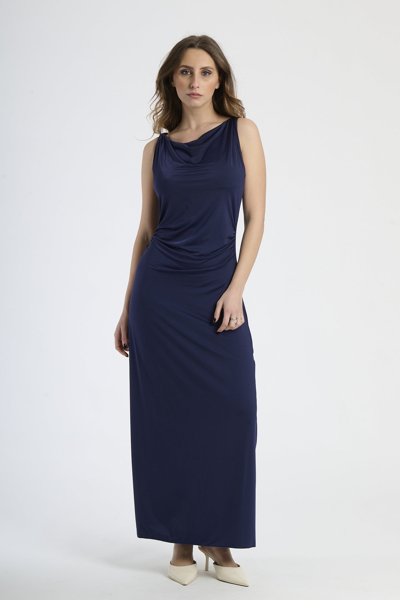 Abito lungo nero senza spalline, colletto drappato per uno stile iconico ed elegante.