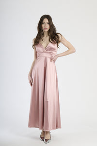 Abito lungo rosa antico in raso, con spalline sottili, scollatura a V profonda e silhouette fluida.