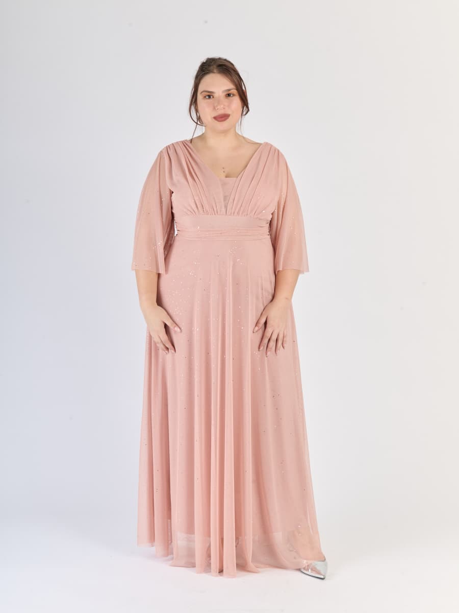 Abito lungo rosa antico, scollatura a V e maniche trasparenti, un tocco di romanticismo vintage.