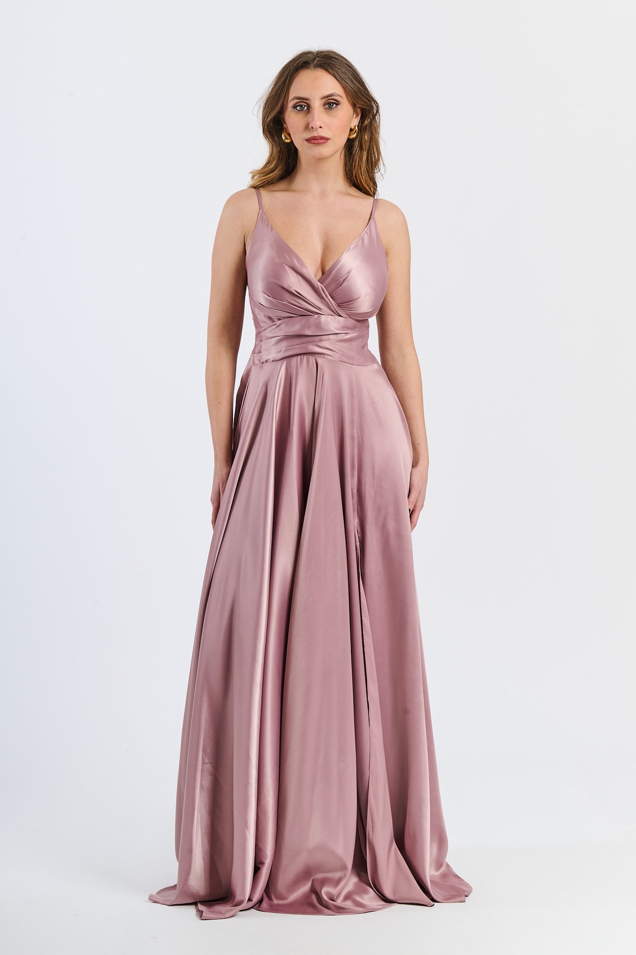 Abito lungo rosa antico in raso satinato, scollatura a V profonda e gonna volante, design romantico e affascinante
