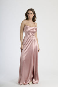 Abito lungo rosa antico in raso, con spalline sottili, colletto drappato e spalanca laterale.