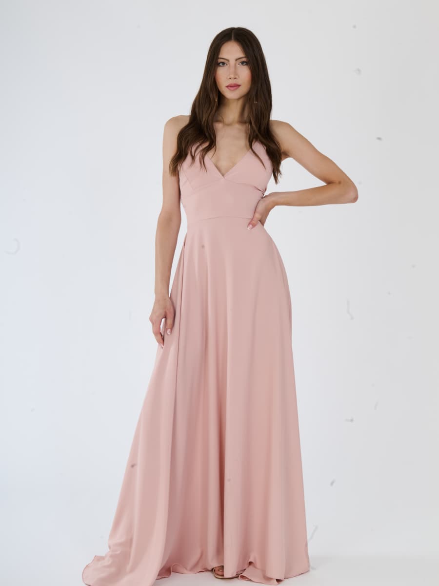 Abito lungo rosa romantico con scollo a V, ideale per eventi estivi.