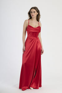 Abito lungo rosso in raso, con spalline sottili, colletto drappato e spalanca laterale.