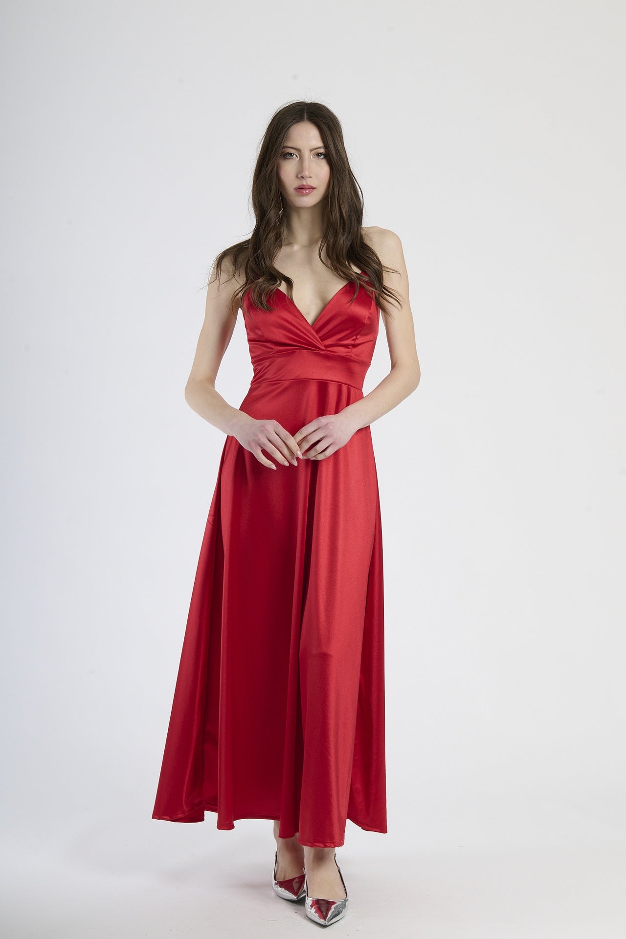 Abito lungo rosso in raso, con spalline sottili, scollatura a V profonda e silhouette fluida.