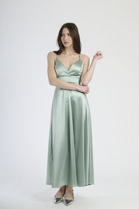 Abito lungo salvia in raso, con spalline sottili, scollatura a V profonda e silhouette fluida.