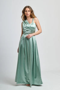 Abito lungo salvia in seta, spalliera asimmetrica e fascia vita definita.